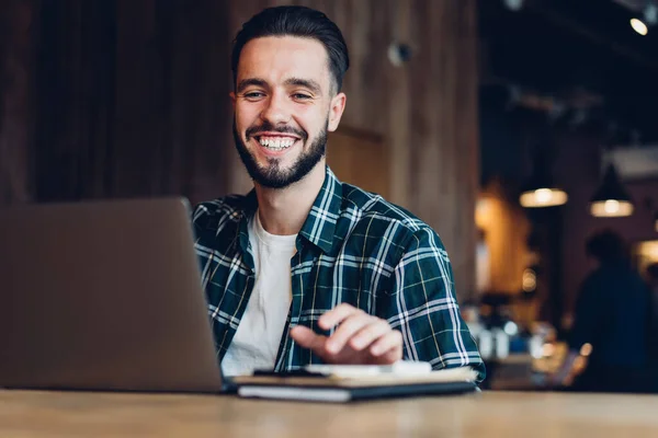 Happy Skjeggete Mannlig Frilanser Rutete Skjorte Chatting Laptop Med Kollega – stockfoto