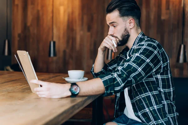 Uomo Barbuto Concentrato Abiti Casual Con Orologio Polso Bere Caffè — Foto Stock