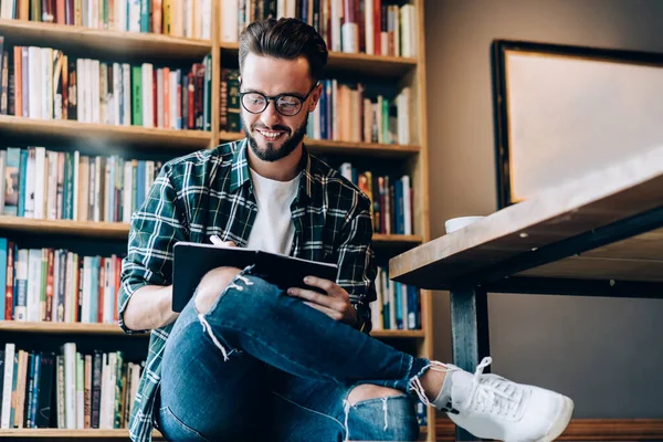 Angolo Basso Felice Ragazzo Barbuto Con Occhiali Vestiti Casual Gambe — Foto Stock