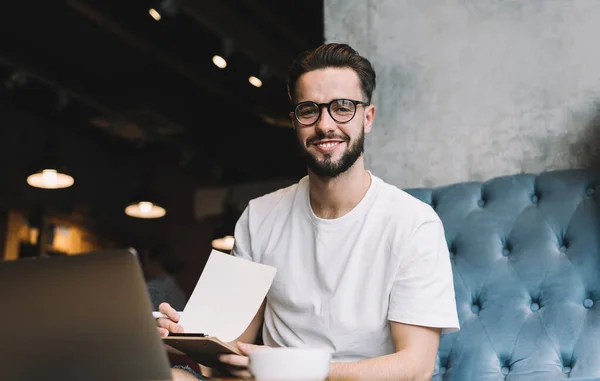 Nedenfra Positiv Ung Mannlig Frilanser Med Skjegg Hvit Skjorte Som – stockfoto