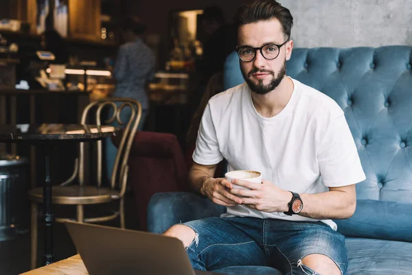 Jeugdige Bebaarde Man Casual Kleding Glazen Drinken Van Koffie Met — Stockfoto