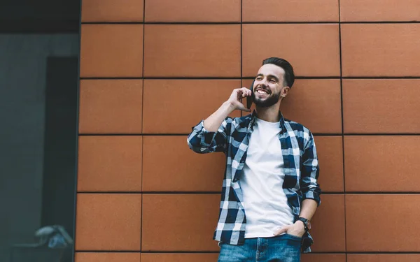 Smiling Bearded Young Male Casual Wear Talking Cellphone While Standing — Stock Photo, Image