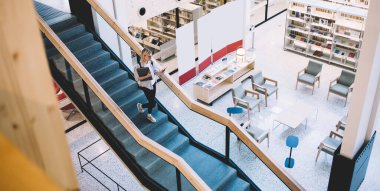 Kafkasyalı serbest yazar, devlet üniversitesinin kütüphanesinde merdivenlerden çıkıyor ve cep telefonunu arkadaşlarıyla mesajlaşmak için kullanıyor. Dizüstü bilgisayarlı hippi kız cep telefonu uyarısını kontrol ediyor.