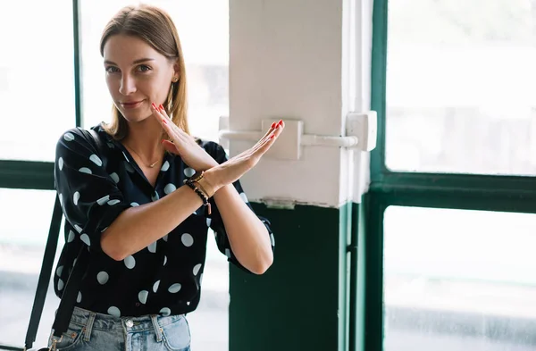 Porträtt Positiv Blond Kvinna Trendiga Slitage Korsning Händer Visar Restriktion — Stockfoto