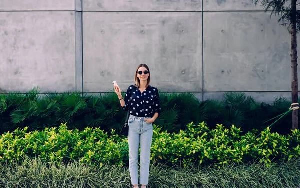 Conteúdo Jovem Fêmea Atraente Desgaste Casual Óculos Sol Com Smartphone — Fotografia de Stock