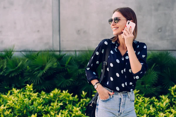 Joven Alegre Sonriente Hembra Ropa Casual Con Gafas Sol Bolso — Foto de Stock