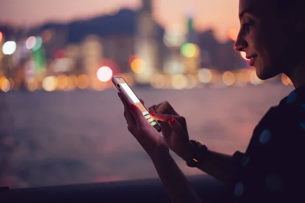 Cultivo Mujer Joven Feliz Utilizando Teléfono Inteligente Para Mensajería Texto — Foto de Stock