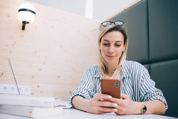 Roztomilé Studentky Kontrola Aktualizace Smartphone Internet Sedí Notebookem Kopracovní Prostor — Stock fotografie