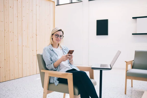 Retrato Del Exitoso Programador Caucásico Gafas Ópticas Sonriendo Cámara Durante —  Fotos de Stock