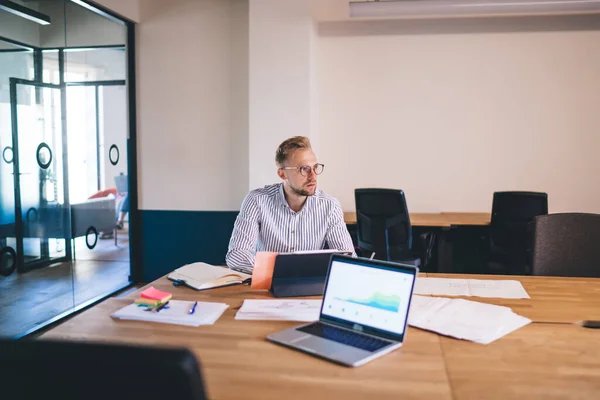 Empresario Masculino Desconcertado Que Mira Hacia Otro Lado Pensando Solución — Foto de Stock