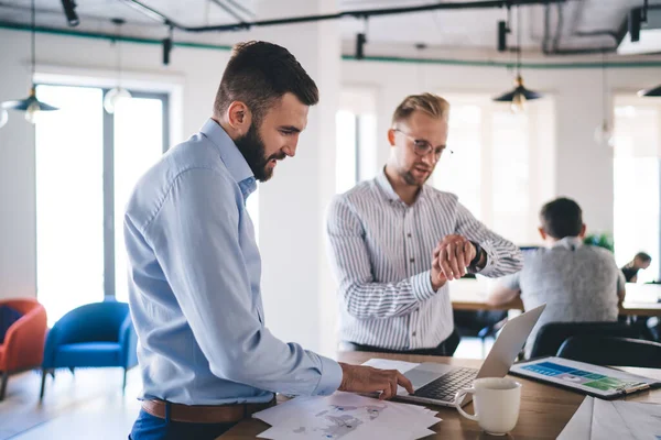 Empresarios Masculinos Caucásicos Que Tienen Una Sesión Informativa Lluvia Ideas — Foto de Stock