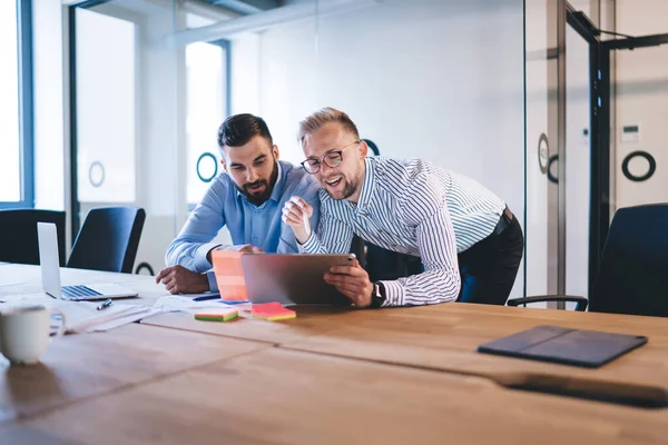 Empresários Caucasianos Bem Sucedidos Discutindo Tutorial Artigo Web Durante Cooperação — Fotografia de Stock