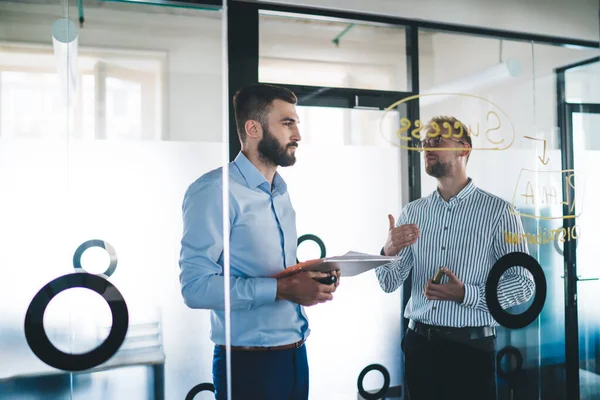 Criativos Designers Sexo Masculino Que Reúnem Espaço Trabalho Discutindo Ideias — Fotografia de Stock