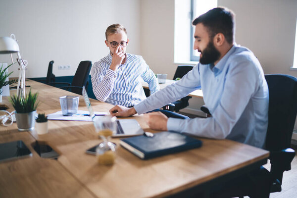 Профессиональные коллеги-кавказцы 20-х годов встречаются, чтобы обсудить планирование и стратегию делового партнерства, опытный сотрудник беседует с корпоративным владельцем обмениваются идеями по проекту