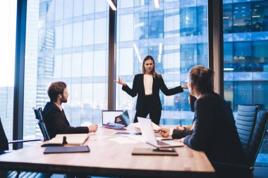 Bir grup ana hissedar şirket yatırımıyla ilgili sorunları çözüyorlar beyin fırtınası toplantısında işbirliği yapıyorlar, erkek ve kadın ortaklar üretken strateji araştırmaları brifinglerini analiz ediyorlar.