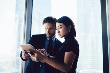 Şirket ofisinde çalışırken çeşitli erkek ve kadın ortaklar posta kutusunu kontrol ediyor, 4G kablosuz internet işlemleri için teknolojiyi kullanan çok kültürlü girişimciler