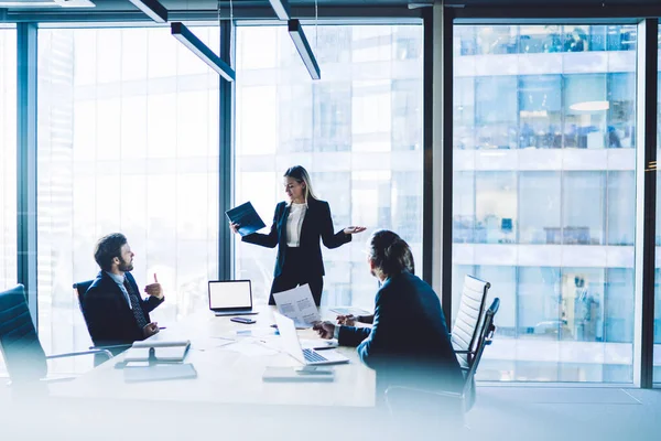 Selbstbewusste Regisseurin Formellen Anzug Die Präsentation Der Produktiven Strategie Desktopnähe — Stockfoto