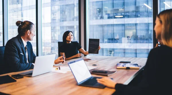 Elegante Japanerin Formeller Kleidung Zeigt Papier Mit Produktiver Strategie Für — Stockfoto