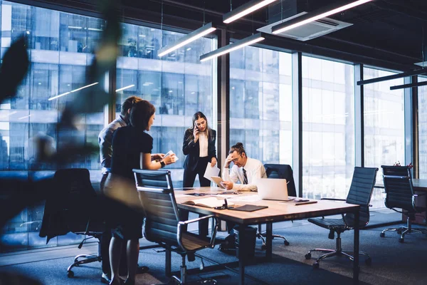 Gruppo Direttori Generali Multietnici Che Riuniscono Sala Riunioni Lavorano Nuovo — Foto Stock