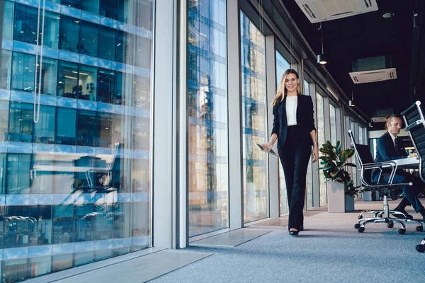 Från Innehåll Kvinnlig Entreprenör Stilren Outfit Promenader Längs Modern Arbetsplats — Stockfoto