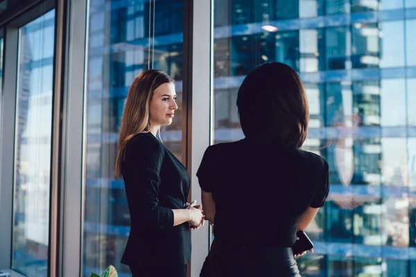 Baixo Visão Lateral Gerente Executivo Feminino Terno Formal Que Está — Fotografia de Stock