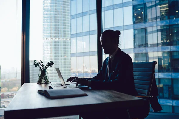 Seitenansicht Der Silhouette Eines Fokussierten Geschäftsmannes Eleganter Kleidung Der Tisch — Stockfoto