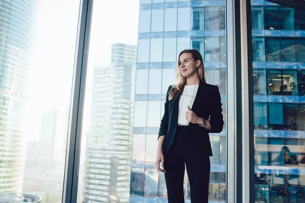 Vrolijke Blonde Vrouwelijke Manager Formele Outfit Genieten Van Baan Succesvolle — Stockfoto