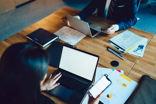 Cima Homem Mulher Coworking Colheita Sentados Mesa Com Documentos Trabalhando — Fotografia de Stock