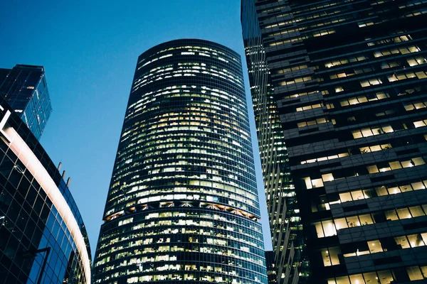 Edificio Oficinas Gran Altura Con Exterior Vidrio Luz Por Noche —  Fotos de Stock