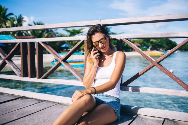Mladý Turista Slunečních Brýlích Telefonuje Příteli Mluví Letním Cestování Pomocí — Stock fotografie