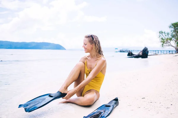 Mladý Krásný Usmívající Blondýny Žlutých Plavkách Ploutvích Sedí Pláži Pozadí — Stock fotografie
