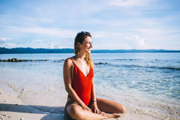 Pandangan Samping Perempuan Ceria Beristirahat Pantai Garis Pantai Dan Tersenyum — Stok Foto
