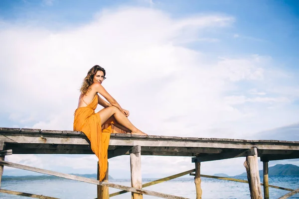 Vista Lateral Bela Jovem Mulher Vestido Amarelo Sentado Cais Contra — Fotografia de Stock