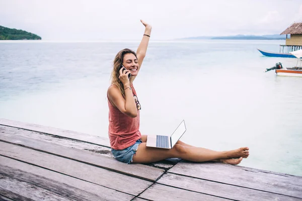 Joyeux Jeune Femme Vêtements Été Décontractés Levant Main Souriant Brillamment — Photo