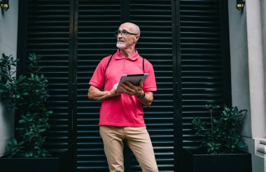 Optik gözlük takan Kafkas yaşlıları göz düzeltmesi yapıyor. Gözünü kaçırıyor. Seyahat haftasonu için yaratılış fikri üzerinde düşünüyor.