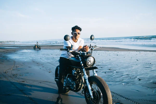 Młody Przystojny Latynoski Motocyklista Luźnych Ciuchach Okularach Przeciwsłonecznych Siedzący Motocyklu — Zdjęcie stockowe