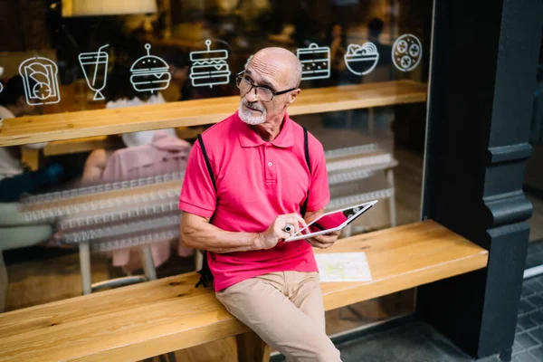 Pensive Mannelijke Blogger Jaar Oud Met Moderne Touch Pad Doordachte — Stockfoto