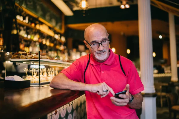 Καυκάσιος Άνδρας Ανώτερος Κλασικά Γυαλιά Χρησιμοποιώντας Την Εφαρμογή Smartphone Και — Φωτογραφία Αρχείου