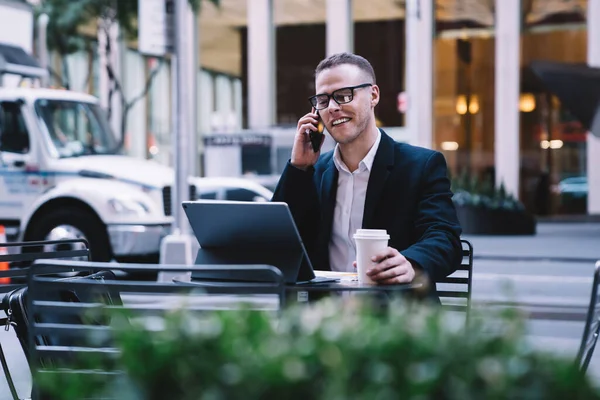 Gerente Masculino Confuso Traje Formal Con Gafas Hablando Teléfono Inteligente —  Fotos de Stock