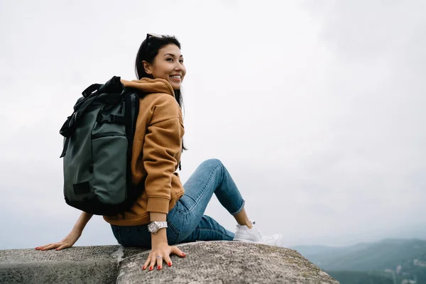 Lächelnde Asiatische Reisenden Sitzen Ziel Während Sightseeing Tour Genießen Urlaub — Stockfoto