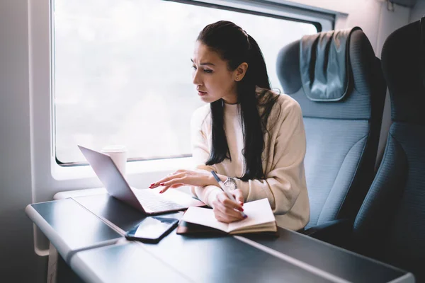 Grave Gestore Etnico Abito Casual Seduto Poltrona Sul Treno Utilizzando — Foto Stock