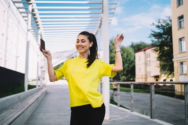 Sonriente Joven Mujer Asiática Ropa Casual Escuchando Playlist Móvil Bailando —  Fotos de Stock