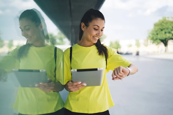 Mujer Asiática Alegre Ropa Casual Mirando Reloj Pulsera Pie Calle — Foto de Stock