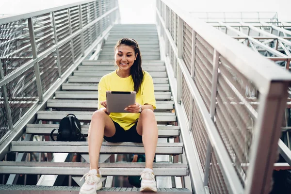 Nerifrån Glad Etnisk Kvinna Casual Kläder Med Ryggsäck Sitter Trappor — Stockfoto