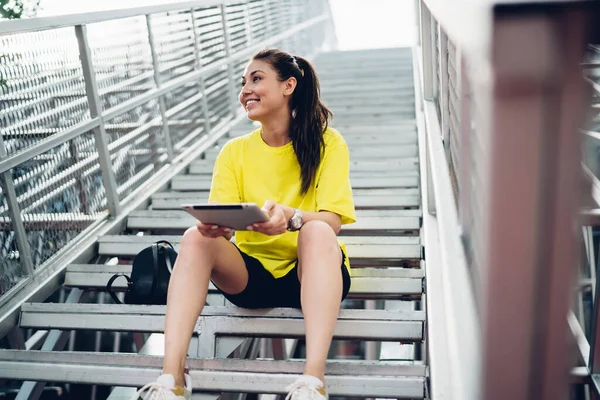 Sonriendo Hembra Asiática Ropa Casual Sentado Las Escaleras Entorno Urbano —  Fotos de Stock