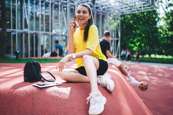 Glada Asiatiska Kvinna Tusenårig Talar Mobiltelefon Sitter Stadsparken Nöjd Med — Stockfoto