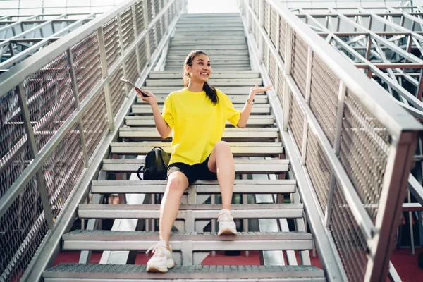 Mujer Feliz Con Pelo Oscuro Ropa Deportiva Sonriendo Mientras Saluda — Foto de Stock