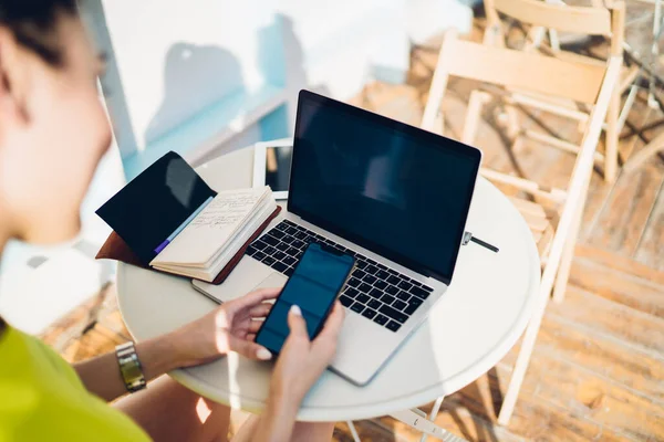 Hoge Hoek Vrouw Geel Shirt Zitten Aan Tafel Met Laptop — Stockfoto