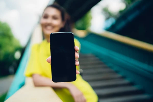 Pozitív Elmosódott Mosolygós Alkalmi Ruhák Áll Lépcsőn Mutatja Mobiltelefon Fekete — Stock Fotó