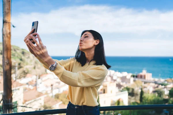 Attraktive Asiatische Hipster Touristen Machen Entengesicht Fratze Während Der Reise — Stockfoto